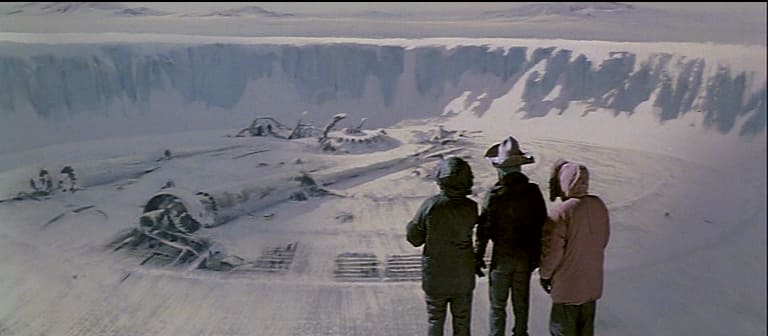 tres hombres mirando la nieve